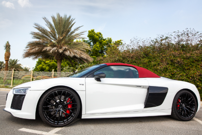  White Audi R8 V10 Spyder Photo 3