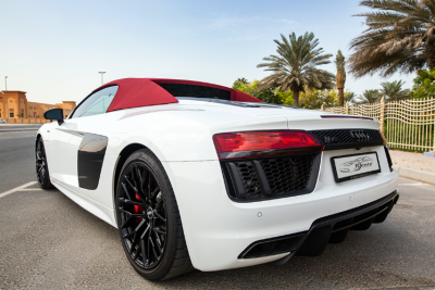 White Audi R8 V10 Spyder Photo 4