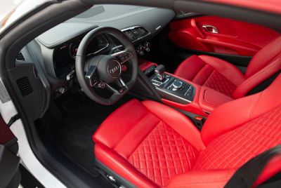  White Audi R8 V10 Spyder Photo 5