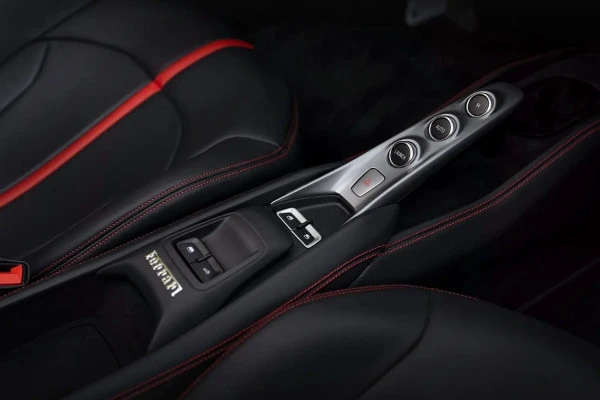  Red Ferrari F8 Tributo Spyder Photo 6