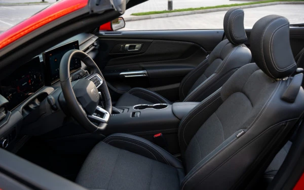  Red Ford Mustang cabrio Photo 7