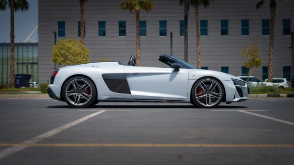 White Audi R8 V10 Spyder Photo 2