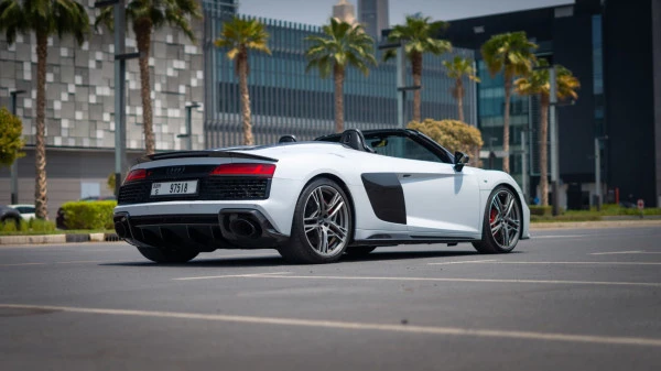  White Audi R8 V10 Spyder Photo 3
