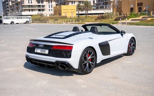  White Audi R8 Spyder Photo 4