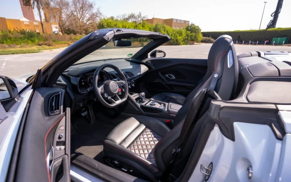  White Audi R8 Spyder Photo 6