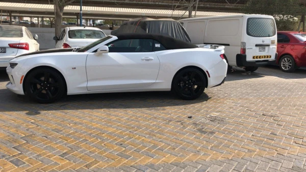  White Chevrolet Camaro Photo 3
