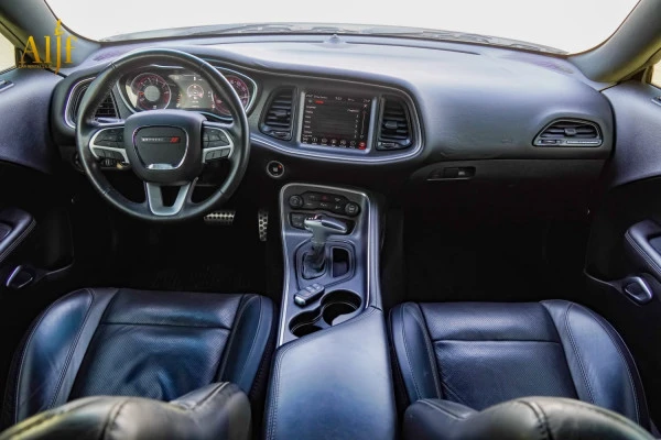  White Dodge Challenger Photo 2