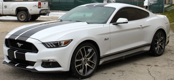  White Ford Mustang Coupe Photo 4