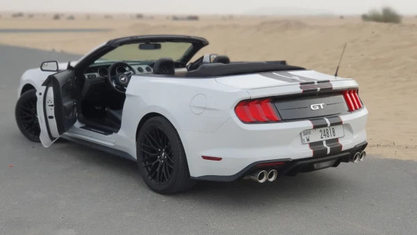  White Ford Mustang GT Photo 4