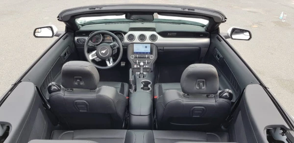  White Ford Mustang GT Photo 8