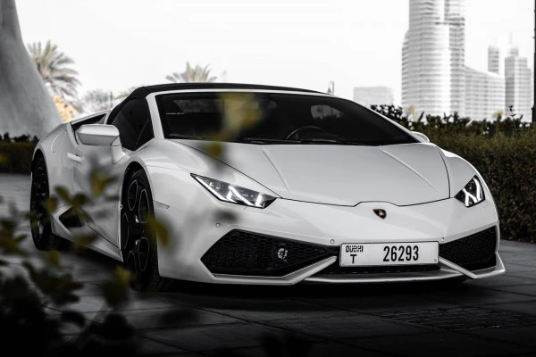  White Lamborghini Huracan Spyder Photo 2