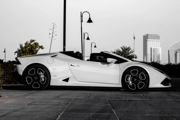 White Lamborghini Huracan Spyder Photo 5
