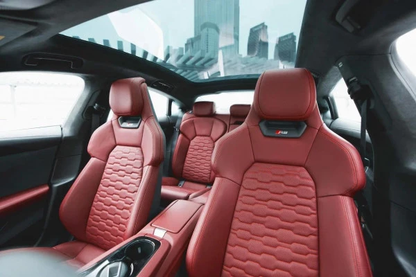  White RS E-tron GT Photo 4